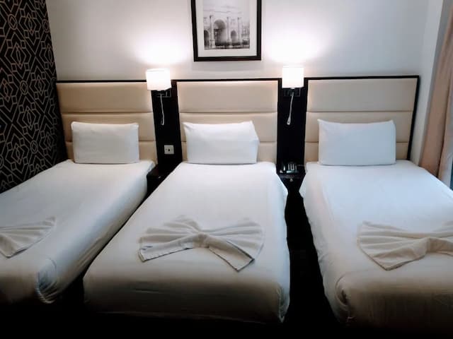 Edward Hotel Paddington-Triple Room-1