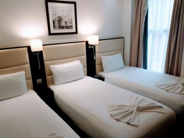 Edward Hotel Paddington-Triple Room-2