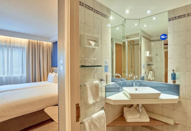 Holiday Inn Express London - Stratford by IHG-Standard Room, 2 Twin Beds-2