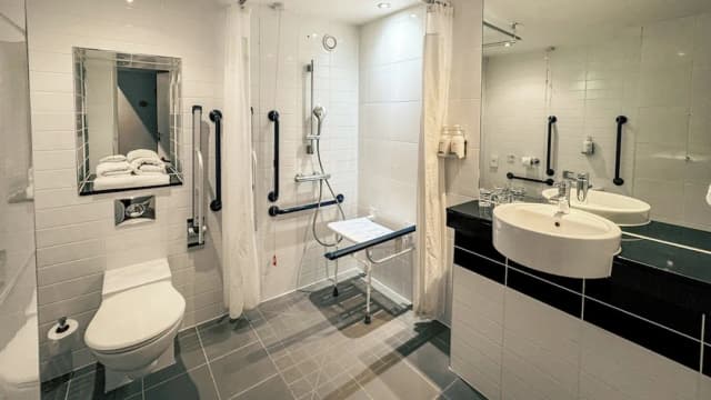 Holiday Inn Express London - Stratford by IHG-Standard Room, 1 Double Bed, Accessible-3