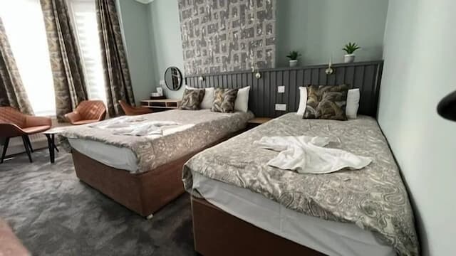 Charlotte Guest House-Triple Room, Ensuite (Double and Single Beds)-8