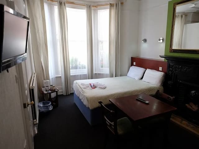 Charlotte Guest House-Triple Room, Ensuite (Double and Single Beds)-2