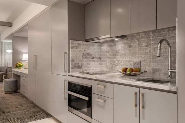 The Ritz-Carlton Residences, Waikiki Beach-华丽客房, 1 张特大床和 1 张沙发床, 海洋景观-7