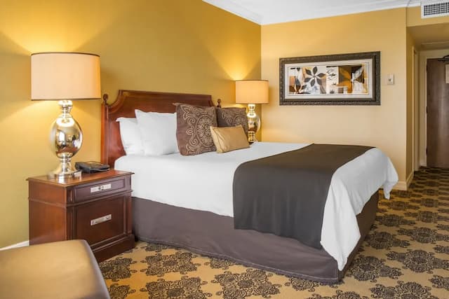 Omni Houston Hotel-Premier Room, 1 King Bed (Signature)-5