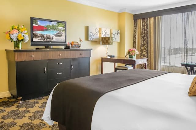 Omni Houston Hotel-Premier Room, 1 King Bed (Signature)-7