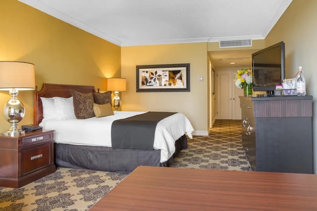 Omni Houston Hotel-Premier Room, 1 King Bed (Corner)-6