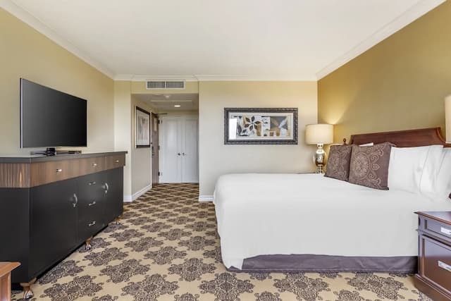 Omni Houston Hotel-Premier Room, 1 King Bed (Corner)-8