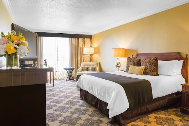 Omni Houston Hotel-Premier Room, 1 King Bed (Corner)-5