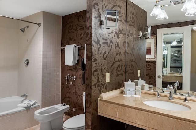 Omni Houston Hotel-Premier Room, 1 King Bed (Corner)-9