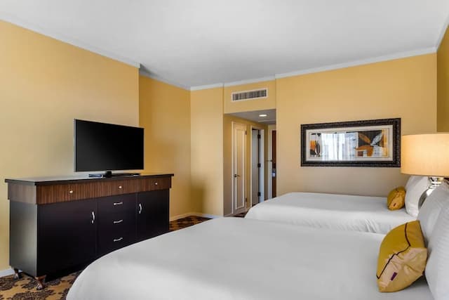 Omni Houston Hotel-Deluxe Room, 2 Queen Beds-6