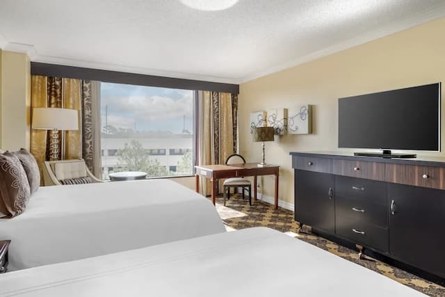Omni Houston Hotel-Deluxe Room, 2 Queen Beds-11