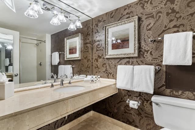 Omni Houston Hotel-Premier Room, 1 King Bed, Pool View (Signature)-16