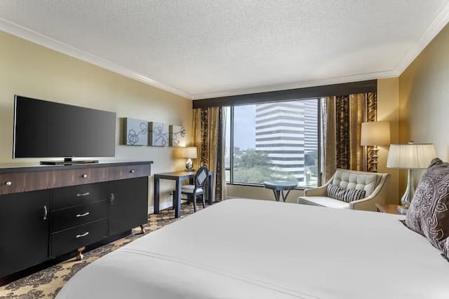 Omni Houston Hotel-Premier Room, 1 King Bed, Pool View (Signature)-13