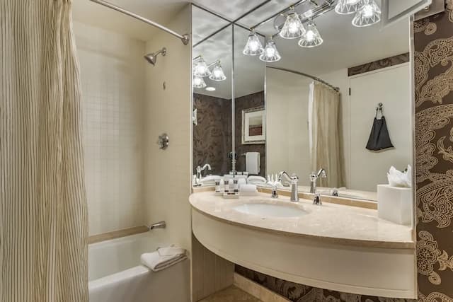 Omni Houston Hotel-Premier Room, 1 King Bed, Pool View (Signature)-15