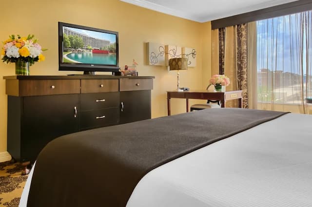 Omni Houston Hotel-Premier Room, 1 King Bed, Pool View (Signature)-11