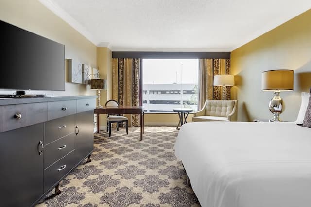 Omni Houston Hotel-Premier Room, 1 King Bed, Pool View (Signature)-12