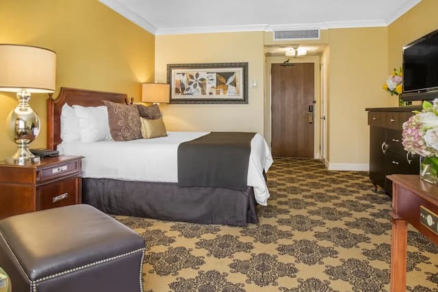 Omni Houston Hotel-Premier Room, 1 King Bed, Pool View (Signature)-2