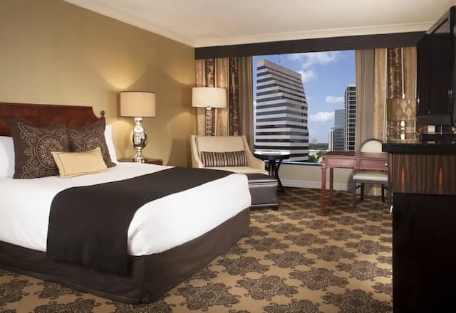 Omni Houston Hotel-Premier Room, 1 King Bed, Pool View (Signature)-10