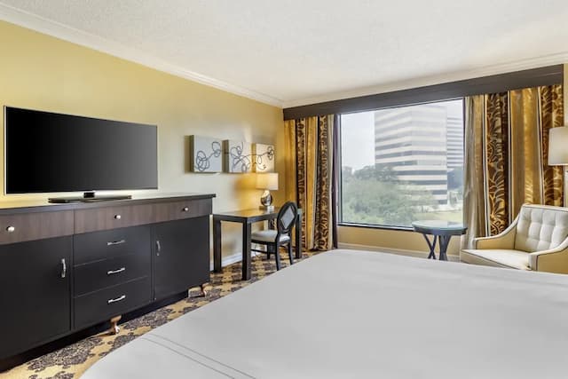 Omni Houston Hotel-Premier Room, 1 King Bed, Pool View (Signature)-1