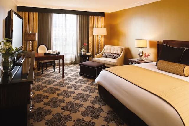 Omni Houston Hotel-Premier Room, 1 King Bed, Pool View (Signature)-3