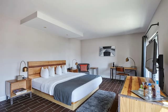 Ravel Hotel Trademark Collection by Wyndham-高级房, 1 张特大床, 阳台-1