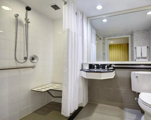 뉴욕 힐튼 미드타운-룸, 더블침대 2개 (Roll-In Shower)-3