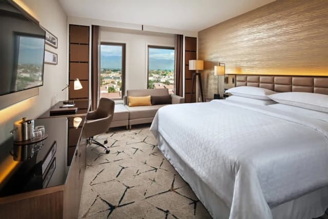 Sheraton Los Angeles San Gabriel-Club Room, 1 King Bed-1