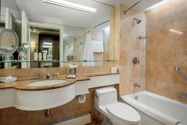 Omni Berkshire Place-Deluxe Room, 2 Double Beds-5