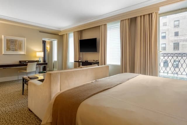 Omni Berkshire Place-Premier Room, 1 King Bed (Skyline View)-17