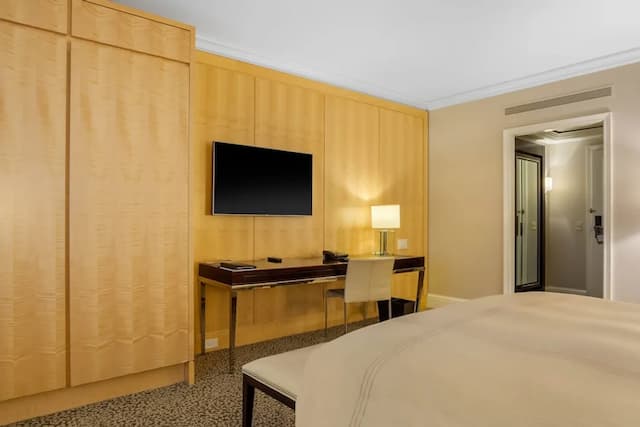 Omni Berkshire Place-Premier Room, 1 King Bed (Skyline View)-6