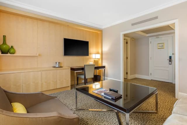 Omni Berkshire Place-Suite, 1 King Bed (Manhattan)-2