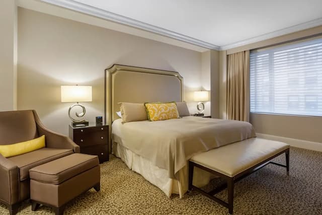 Omni Berkshire Place-Premier Room, 1 King Bed, City View-3