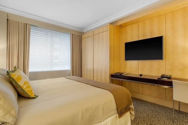 Omni Berkshire Place-Premier Room, 1 King Bed, City View-9