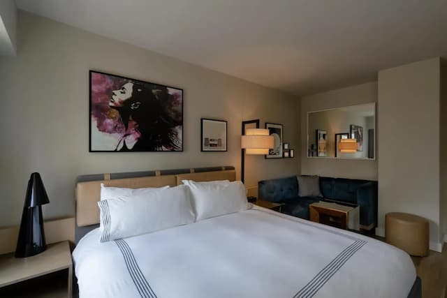 Thompson Chicago, by Hyatt-Room, 1 King Bed, Accessible (Shower)-3