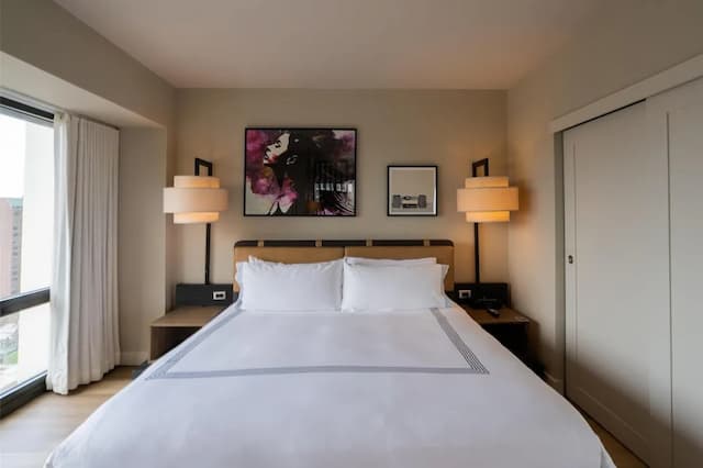 Thompson Chicago, by Hyatt-Junior Suite, Accessible (Shower)-1