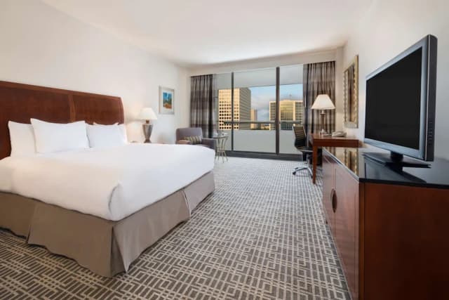 Hilton Houston Post Oak by the Galleria-Standard Room, 1 King Bed, Accessible (Roll-in Shower)-3