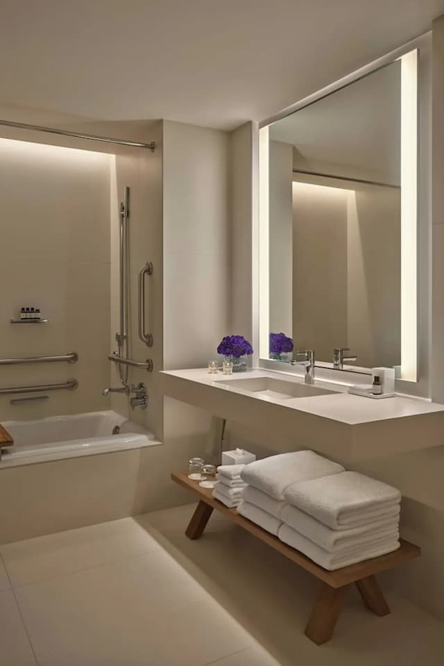 The West Hollywood EDITION-华丽客房, 1 张特大床, 露台 (Mobility/Hearing Accessible, Tub)-3