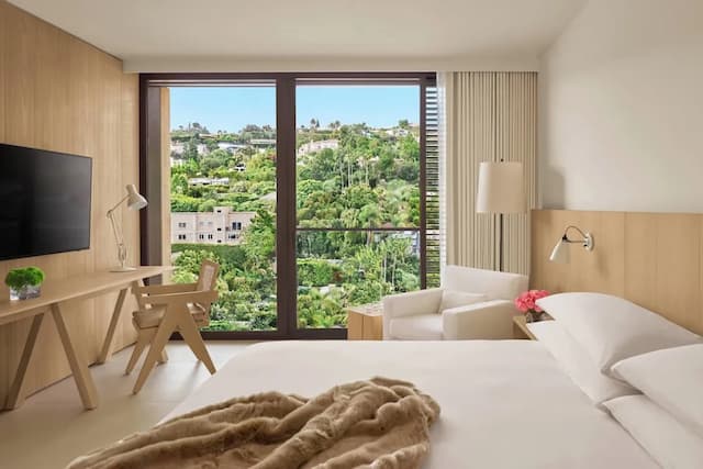 The West Hollywood EDITION-华丽客房, 1 张特大床, 露台 (Hearing Accessible)-4