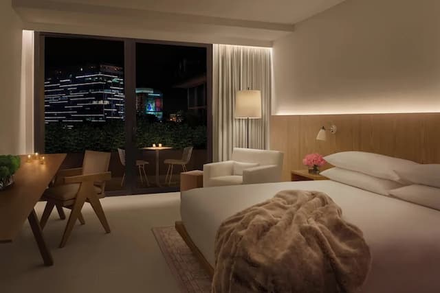 The West Hollywood EDITION-华丽客房, 1 张特大床, 露台 (Hearing Accessible)-1