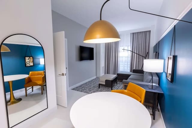 The Chifley Houston, Tapestry Collection by Hilton-套房, 1 张特大床-2