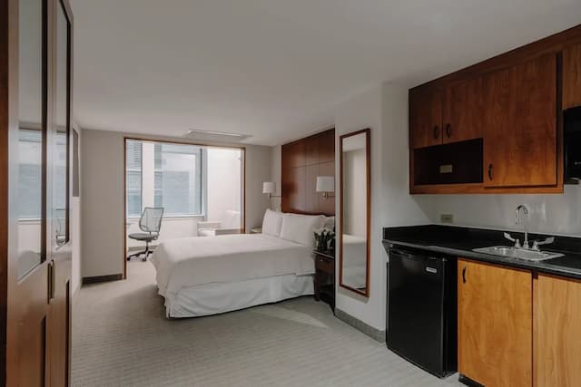 Club Quarters Hotel, Central Loop, Chicago-Suite, 1 Queen Bed, Kitchenette-4