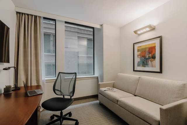 Club Quarters Hotel, Central Loop, Chicago-Suite, 1 Queen Bed, Kitchenette-3