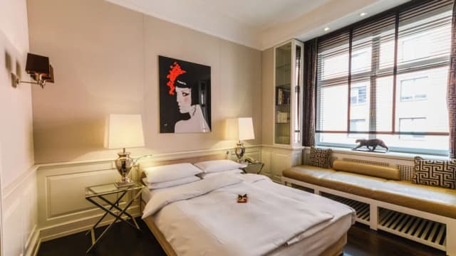 Opera Hotel-Deluxe Room-2