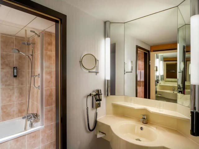 Mövenpick Hotel Nuernberg Airport-Classic Room, 1 Queen Bed-12