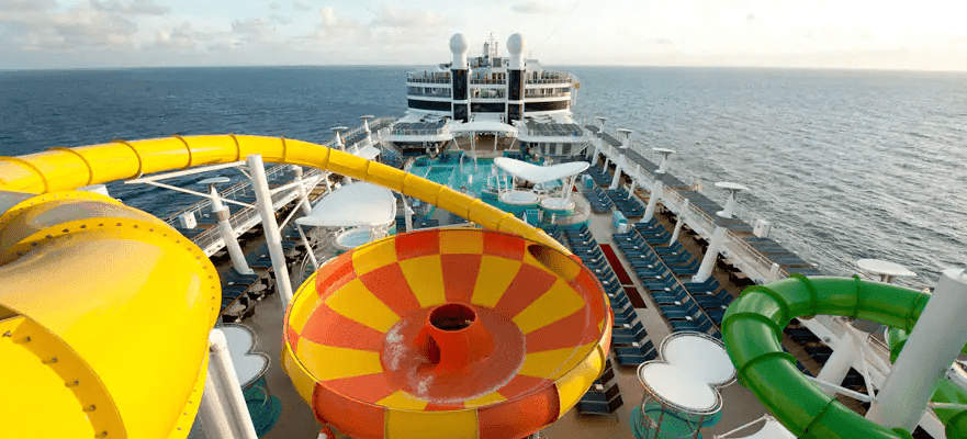 Aqua Park - 穿上泳裝、準備下水!Aqua Park 是我們首個海上水上樂園,設有兩座泳池、五個按摩池、兒童專屬戲水池,以及三條多層滑水道,包括長達200英尺的「Epic Plunge」,這是海上首座碗型滑水道,刺激又好玩。