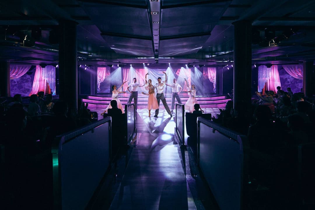 海洋劇場 - 三井海洋富士號的主舞台-精彩的表演在這裡輪番上演,無論是音樂、舞蹈還是戲劇,豐富多元的節目將帶領您進入一個充滿故事與情感的世界。每一場表演都如同一段美麗的旅程,讓您在這片無垠海洋中,感受深刻的情感共鳴與難忘的回憶。這裡是旅程中的亮點,為您的每一天增添無窮的驚喜與感動,讓您徹底沉浸在這場海上藝術盛宴中。