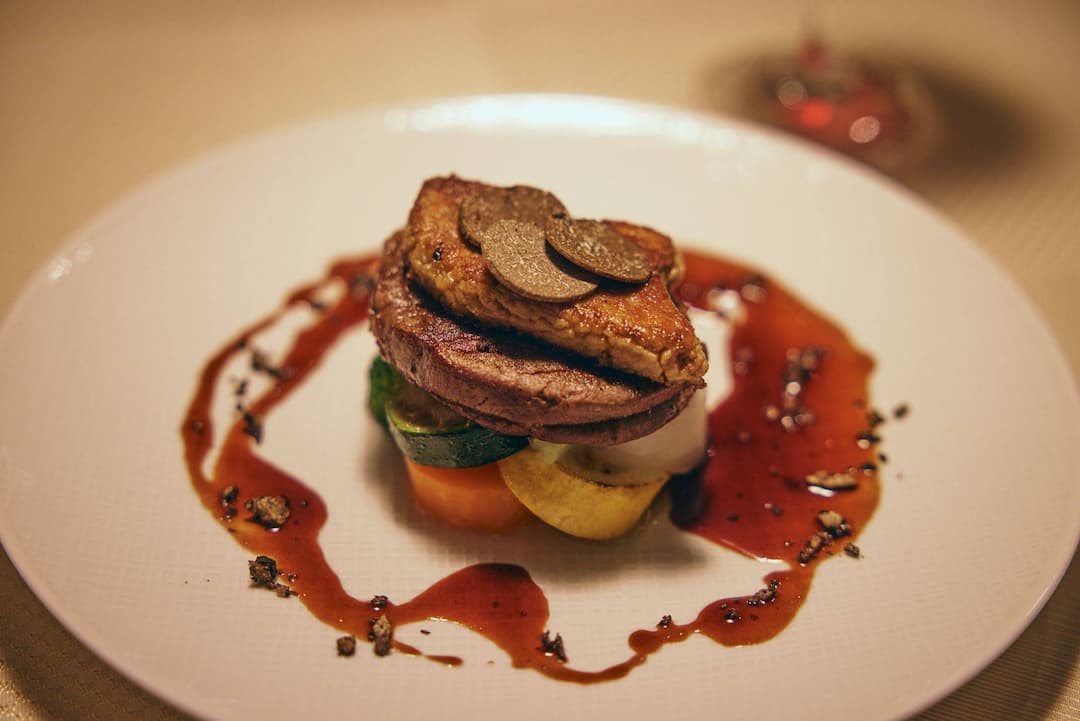 北齋高級餐廳 - 這個特別的餐飲場所以著名畫家葛飾北齋命名,由三國清美主廚精心指導,為您呈獻七道菜的精緻套餐。從開胃小點、前菜、湯品、沙拉、主菜到甜點及小點心,層層美味,讓您在每一口中品味季節的精華,每道菜都是一場視覺與味覺的藝術盛宴,無論是食材的搭配還是烹飪技藝,都展現出對日本料理的極致追求與創意。*此餐廳需額外付費,並提前預約。