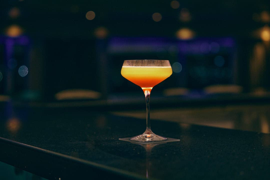 日式匠心觀景酒吧 36 - 以葛飾北齋的經典作品《富嶽三十六景》為名,向這位大師致敬。這裡不僅提供受富士山啟發的手工調酒,還可以品嚐到融合日本傳統風味的下午茶「玉手箱」,旨在為每位賓客帶來一段在海上流逝的悠閒時光。「玉手箱」下午茶融合了當季食材,帶來精緻的滋味,讓您在航程中感受一份寧靜與放鬆。*下午茶體驗需付費並提前預約。