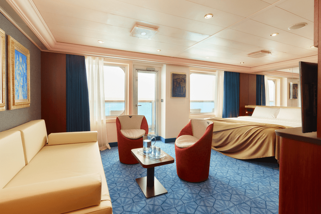 【莎倫娜套房】 - 可入住人數:2人、3人、4人。 面積:約12.7坪 特色:全船最頂級的標準套房,提供完善的套房VIP級服務,優先上下船(基隆港因限於硬體配備,優先登船僅能安排至海關安全檢查通道前)、My drink plus酒水套餐、專屬管家、全海景陽台,讓您體驗最完美的海上假期。