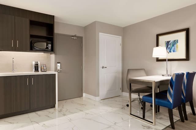 Embassy Suites by Hilton Toronto Airport-Suite, 1 King Bed-5